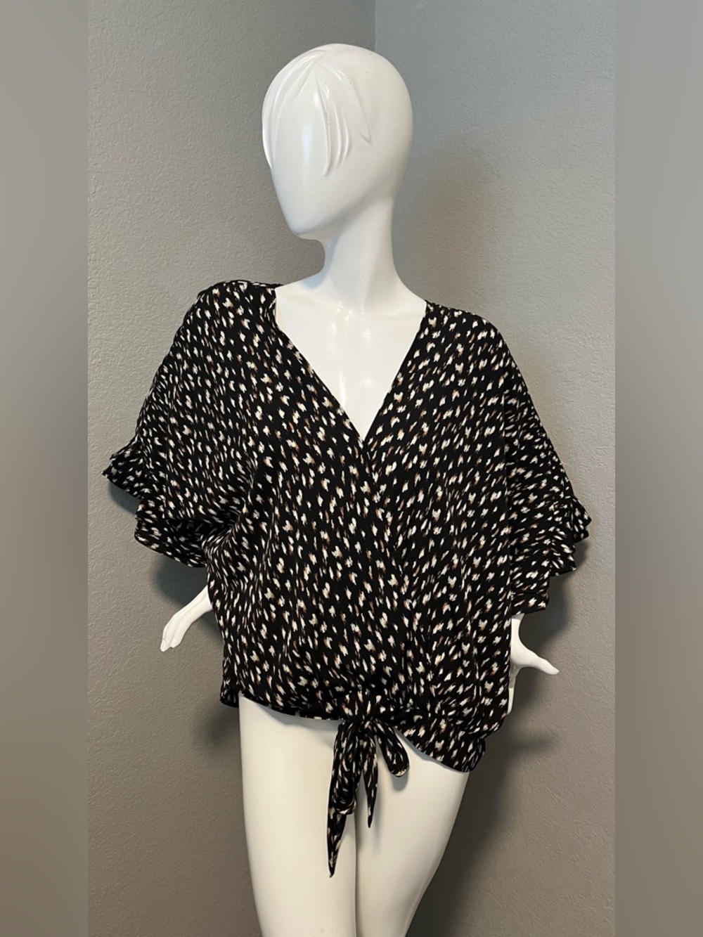 Women’s GIGIO USA Black Abstract Print Tie-Hem Ruffle Sleeve Blouse Size M